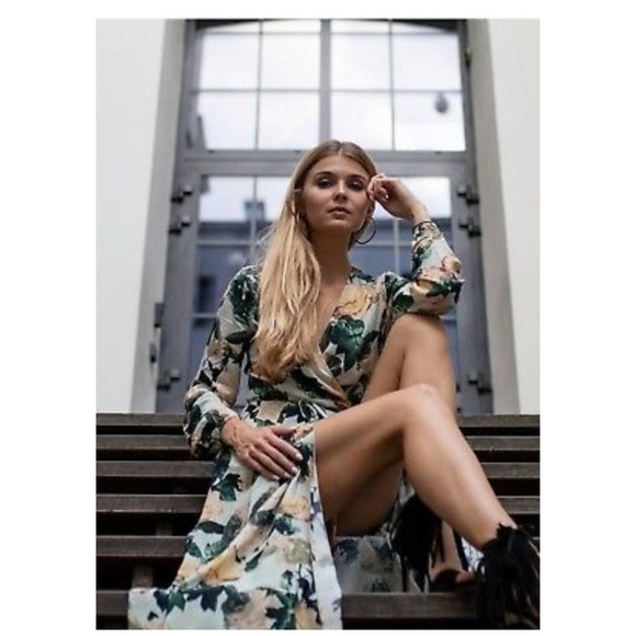 H&M Dresses & Skirts - H&M floral wrap dress size 8